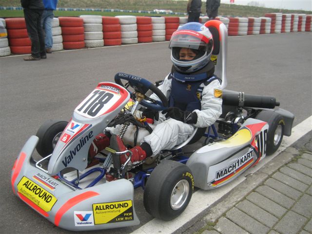 der kleine Mike im Gokart mit Allround als Sponsor Mike Beckhusen wurde bis 2015 von Allround unterstützt